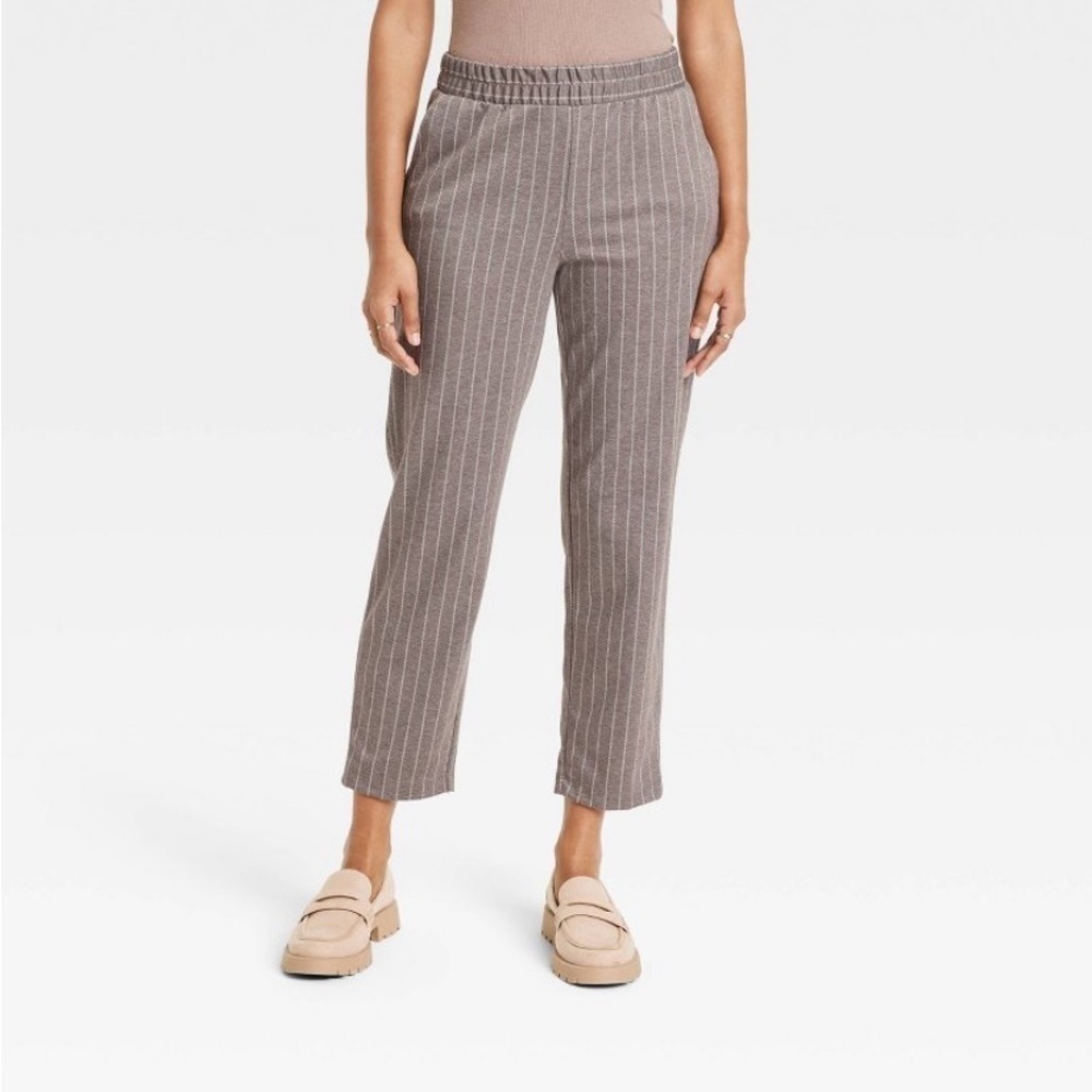High-Rise Regular Fit Tapered Ankle
Knit Pants A New Day Taupe Pinstriped 🆕